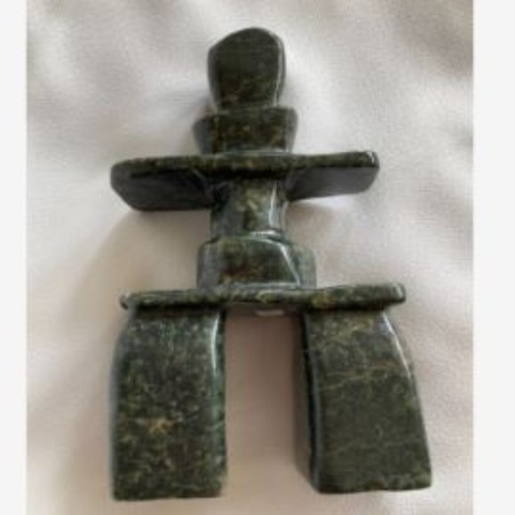 Soapstone inukshuk carving from Cape Dorset, Nunavut by Lukta Qaumagak - Picture 8 of 8